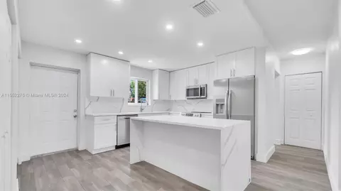 Kitchen - 790 SE 3rd Pl, Hialeah, FL 33010 photo 1 of 4