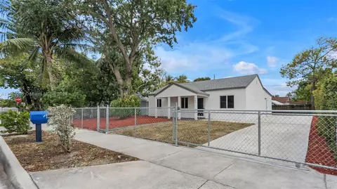 Exterior - 790 SE 3rd Pl, Hialeah, FL 33010 photo 2 of 12