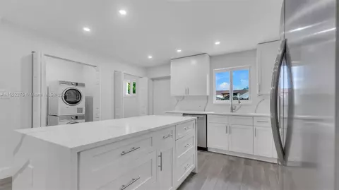 Kitchen - 790 SE 3rd Pl, Hialeah, FL 33010 photo 3 of 4