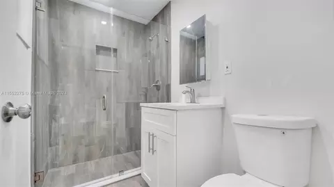 Bath - 790 SE 3rd Pl, Hialeah, FL 33010 photo 2 of 2