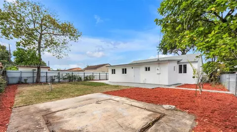 Exterior - 790 SE 3rd Pl, Hialeah, FL 33010 photo 10 of 12