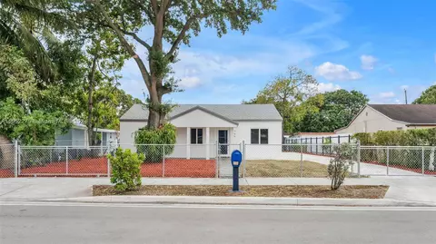 Exterior - 790 SE 3rd Pl, Hialeah, FL 33010 photo 1 of 12