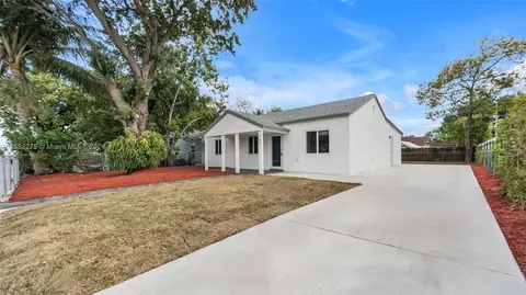 Exterior - 790 SE 3rd Pl, Hialeah, FL 33010 photo 4 of 12
