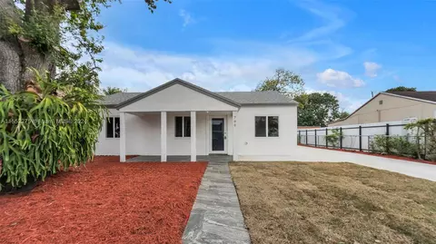 Exterior - 790 SE 3rd Pl, Hialeah, FL 33010 photo 6 of 12