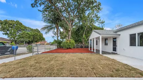 Exterior - 790 SE 3rd Pl, Hialeah, FL 33010 photo 5 of 12