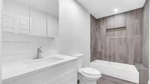 Bath - 790 SE 3rd Pl, Hialeah, FL 33010 photo 1 of 2