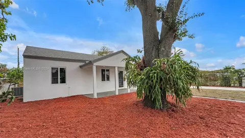 Exterior - 790 SE 3rd Pl, Hialeah, FL 33010 photo 3 of 12