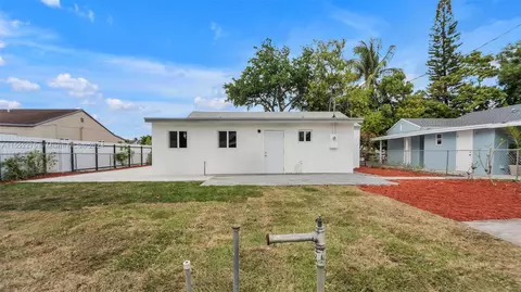 Exterior - 790 SE 3rd Pl, Hialeah, FL 33010 photo 11 of 12