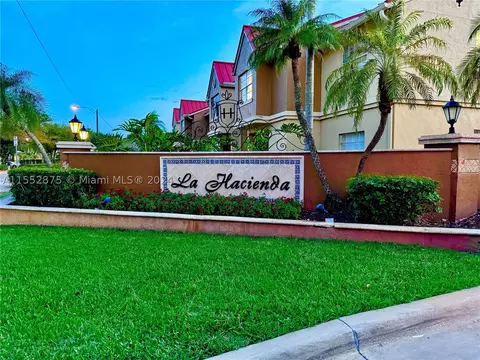 18314 NW 68th Ave #E, Hialeah, FL 33015