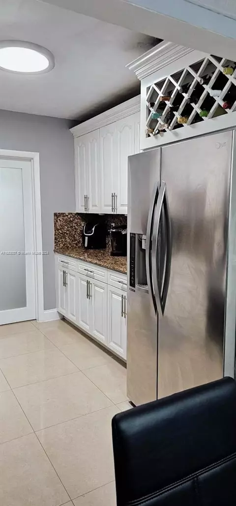 Kitchen - 1676 W 72nd St, Hialeah, FL 33014 photo 1 of 8