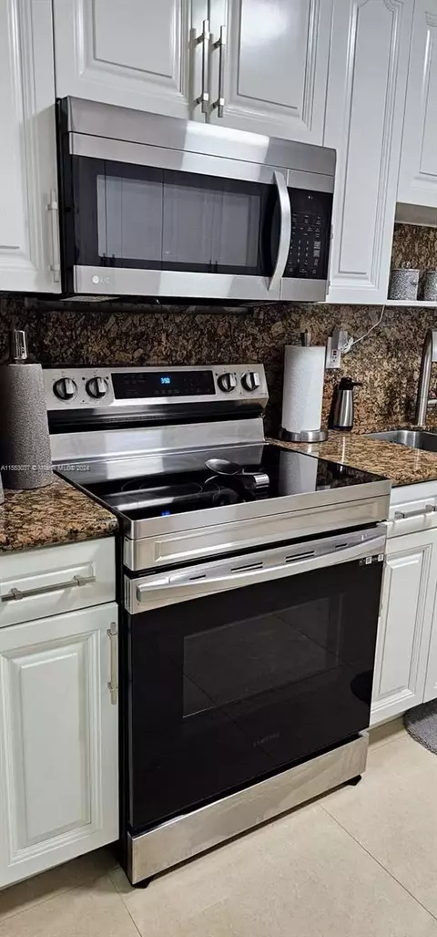 Kitchen - 1676 W 72nd St, Hialeah, FL 33014 photo 3 of 8