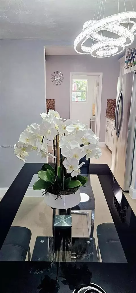 Dining - 1676 W 72nd St, Hialeah, FL 33014 photo 6 of 8