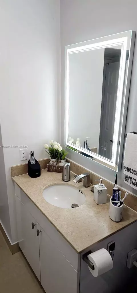 Bath - 1676 W 72nd St, Hialeah, FL 33014 photo 6 of 8