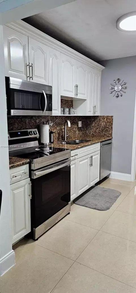 Kitchen - 1676 W 72nd St, Hialeah, FL 33014 photo 2 of 8
