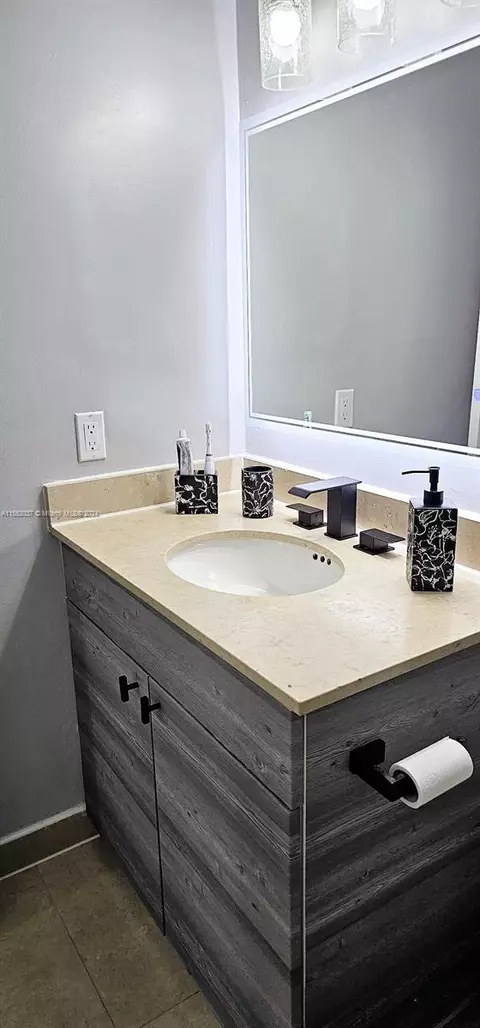 Bath - 1676 W 72nd St, Hialeah, FL 33014 photo 2 of 8