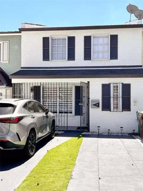 1676 W 72nd St, Hialeah, FL 33014