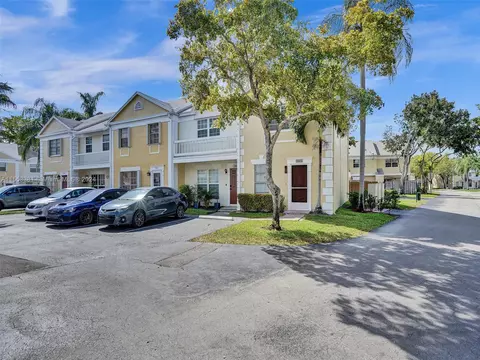 2896 Belmont Ln, Hollywood, FL 33026