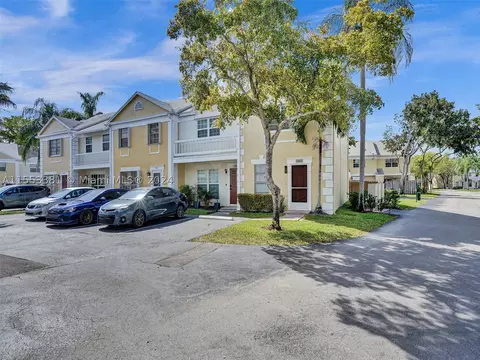 2896 Belmont Ln, Hollywood, FL 33026