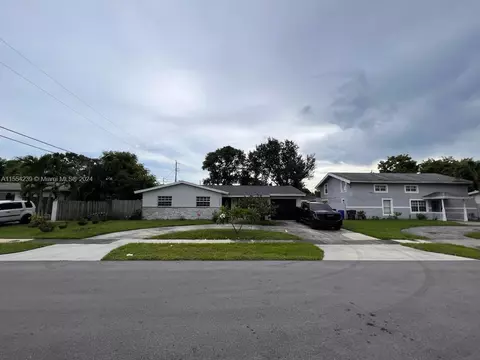 4410 NW 37th St, Lauderdale Lakes, FL 33319