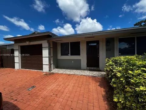 7411 Douglas St, Hollywood, FL 33024