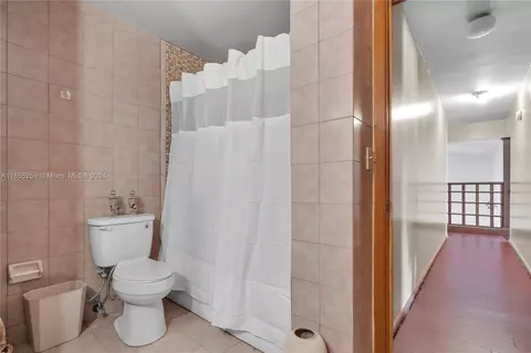 Bath - 7300 N Augusta Dr, Hialeah, FL 33015 photo 2 of 5