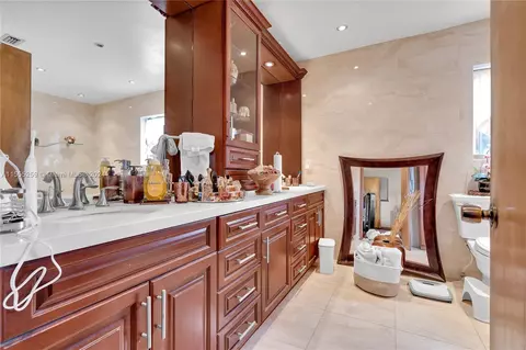 Bath - 7300 N Augusta Dr, Hialeah, FL 33015 photo 4 of 5