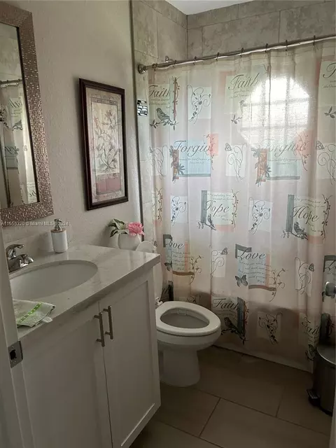 Bath - 635 Lemans Dr, Sebring, FL 33872 photo 2 of 4