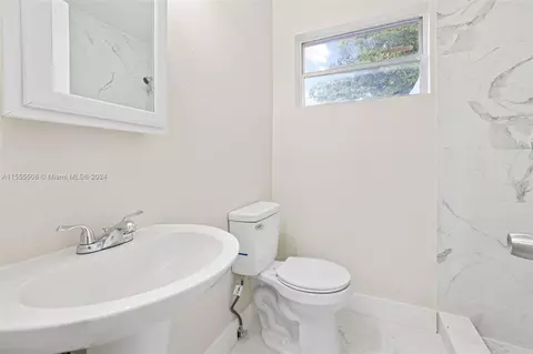 Bath - 209 SE 9th Ave, Hialeah, FL 33010 photo 2 of 2