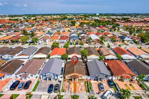 View/Area - 2439 W 70th St, Hialeah, FL 33016 photo 2 of 12