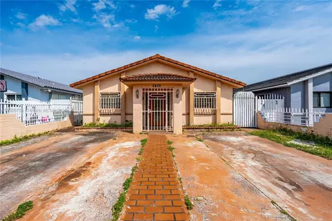 2439 W 70th St, Hialeah, FL 33016