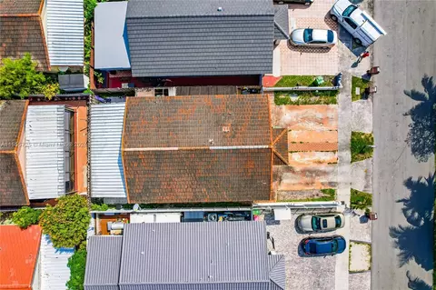 View/Area - 2439 W 70th St, Hialeah, FL 33016 photo 11 of 12