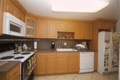 4000 N Hills Dr #3, Hollywood, FL 33021