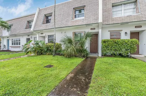 6094 SW 41st St #17, Davie, FL 33314