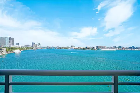 848 Brickell Key Dr #902, Miami, FL 33131