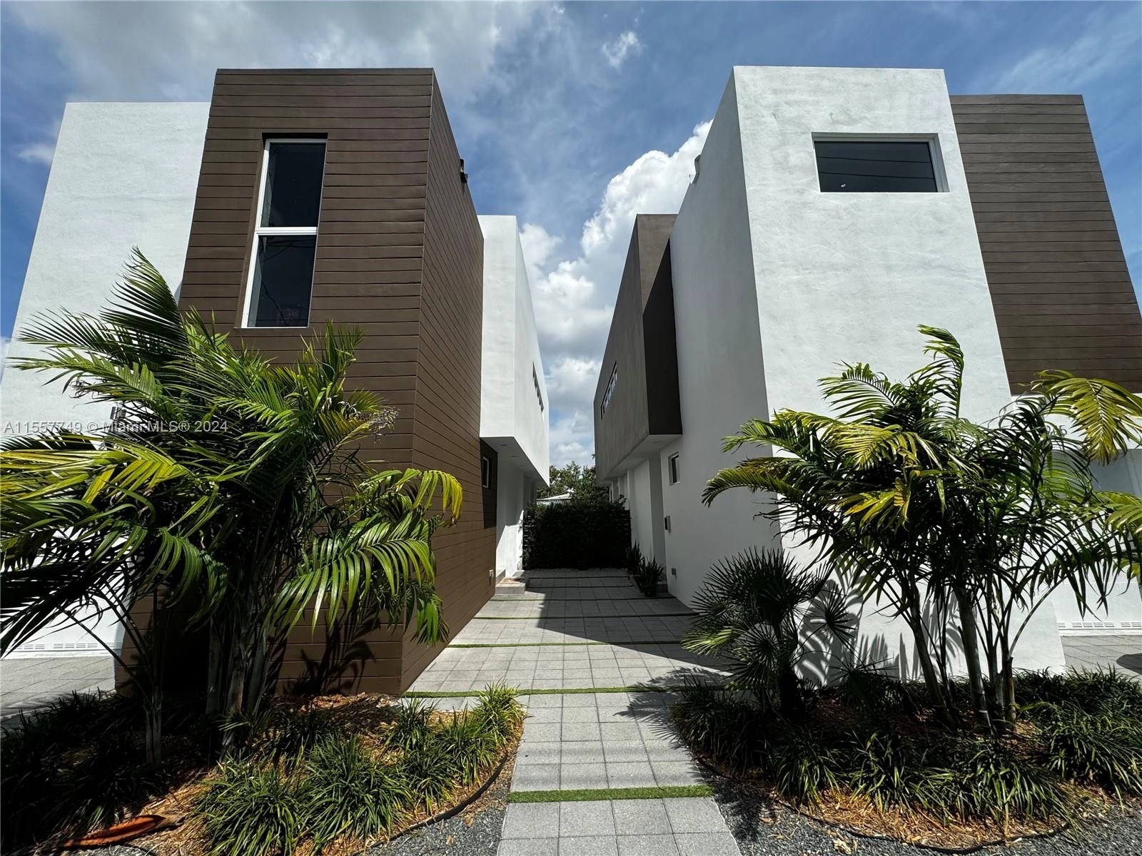 2945-2947 SW 27th Ter  