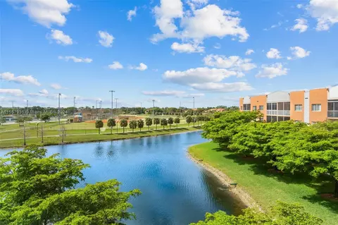 7725 Yardley Dr #413, Tamarac, FL 33321