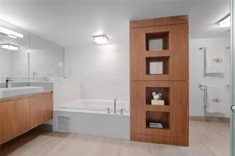 Bath - Undisclosed, Key Biscayne, FL 33149 photo 3 of 6