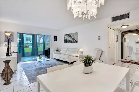 4705 NW 35th St #402, Lauderdale Lakes, FL 33319