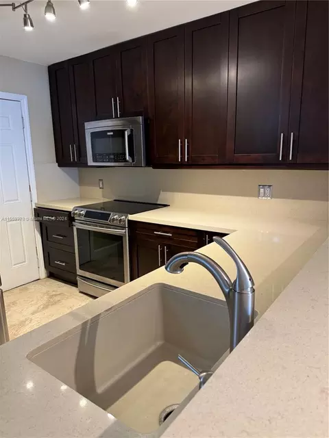 1400 NE 191 St #105, Miami, FL 33179