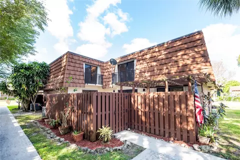 812 SW 119th Way #812, Davie, FL 33325