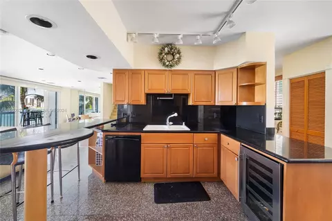 Kitchen - 19669 Beach Rd #B, Jupiter, FL 33469 photo 3 of 6