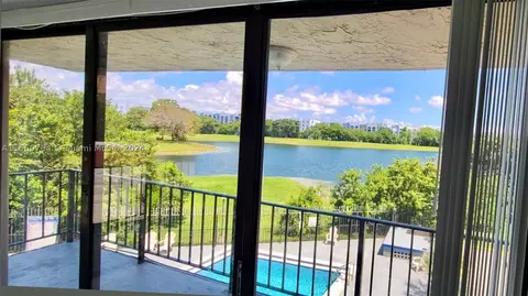 9682 Fontainebleau Blvd #304, Miami, FL 33172