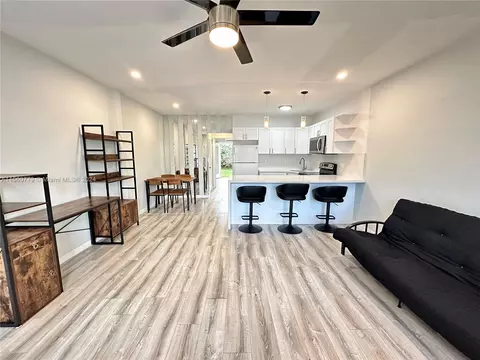 800 SW 11th Ave #7A, Hallandale Beach, FL 33009
