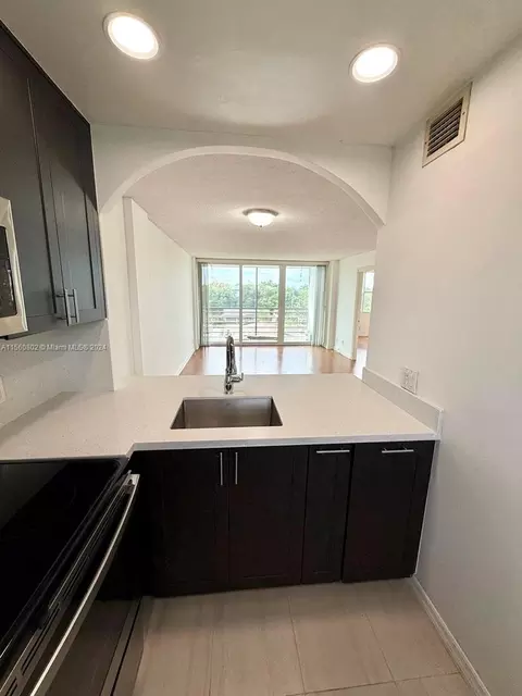 110 Royal Park Dr #4F, Oakland Park, FL 33309