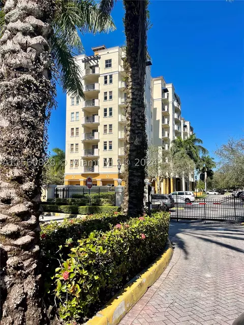 9021 SW 94th St #408, Miami, FL 33176