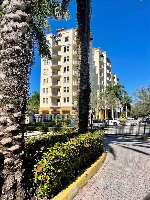 9021 SW 94th St #408, Miami, FL 33176