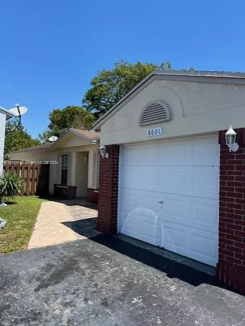 8601 NW 192nd Ter, Hialeah, FL 33015