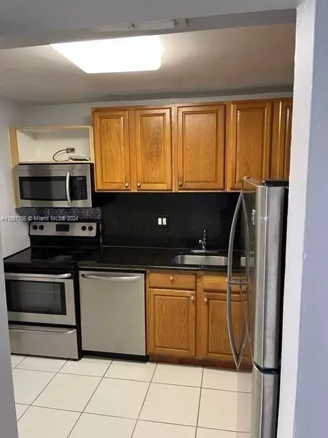 8000 Fairview Dr #106, Tamarac, FL 33321
