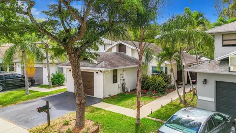 545 E Lakeside Cir, Sunrise, FL 33326