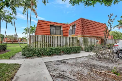9890 NW 6th Pl, Plantation, FL 33324